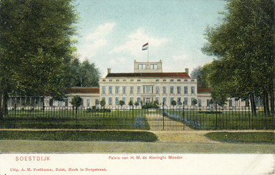 14166 Gezicht op de voorgevel van Paleis Soestdijk met voorgelegen gazons te Soestdijk (gemeente Baarn) uit het noordoosten.